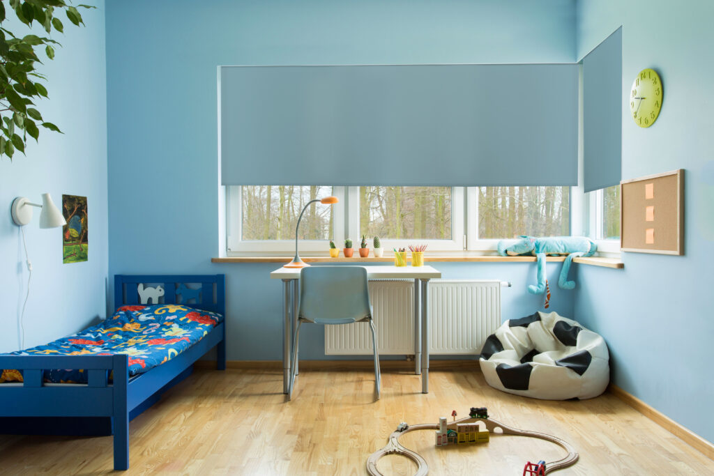 Diaz_rolgordijnen_kinderkamer met lichtblauwe rolgordijnen