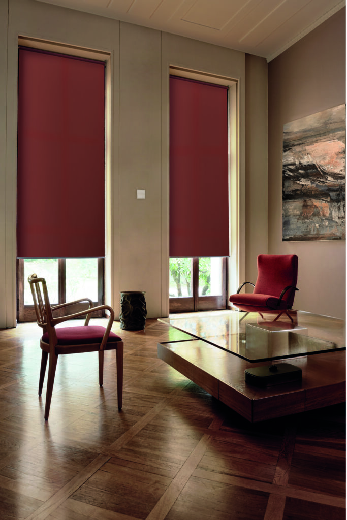 Diaz_rolgordijnen_rode gordijnen_living met rode stoelen_elektrisch