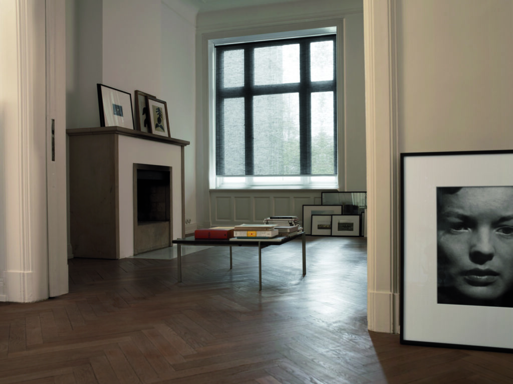 Diaz_rolgordijnen_transparant grijs rolgordijn_klassieke living met haard