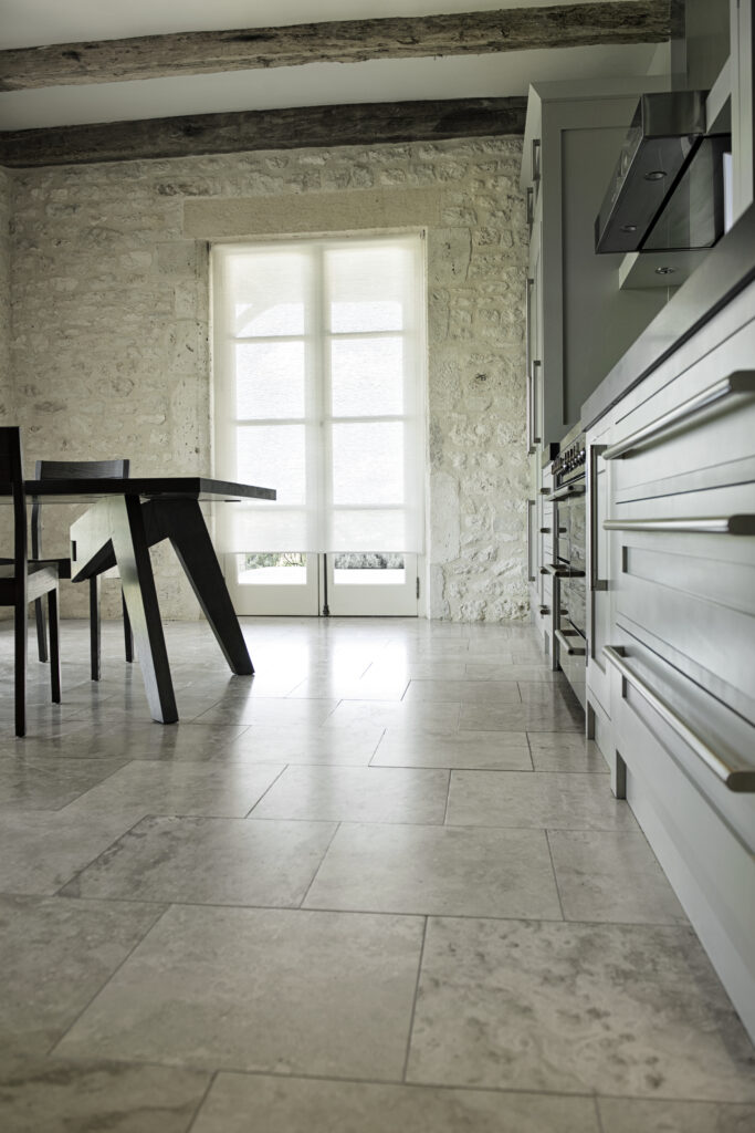 Diaz_rolgordijnen_witte transparante rolgordijn_keuken moderne boerderij