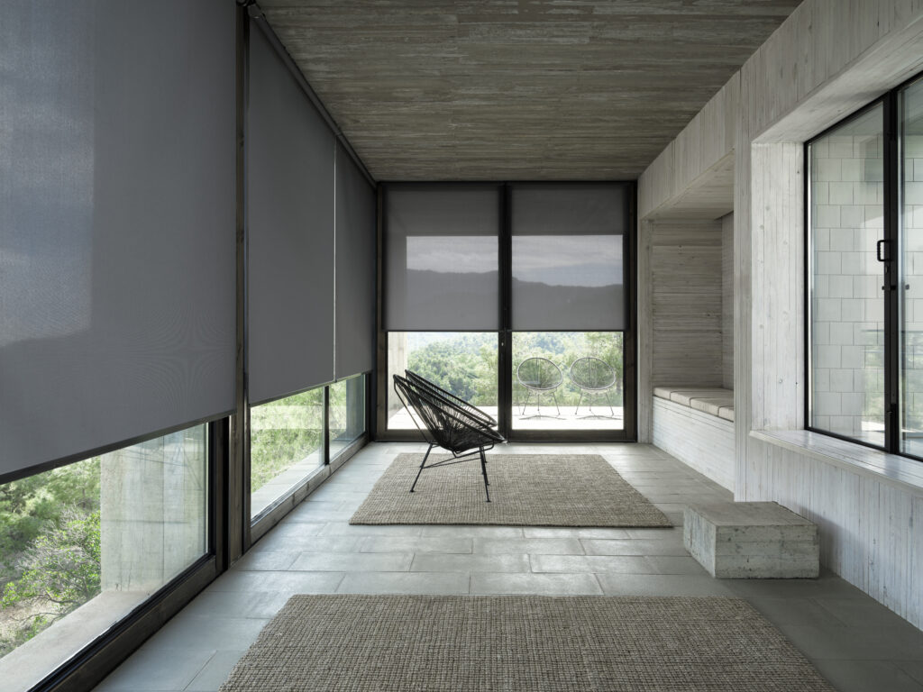 Diaz_rolgordijnen_zwarte screens_uitzicht_acapulco chair